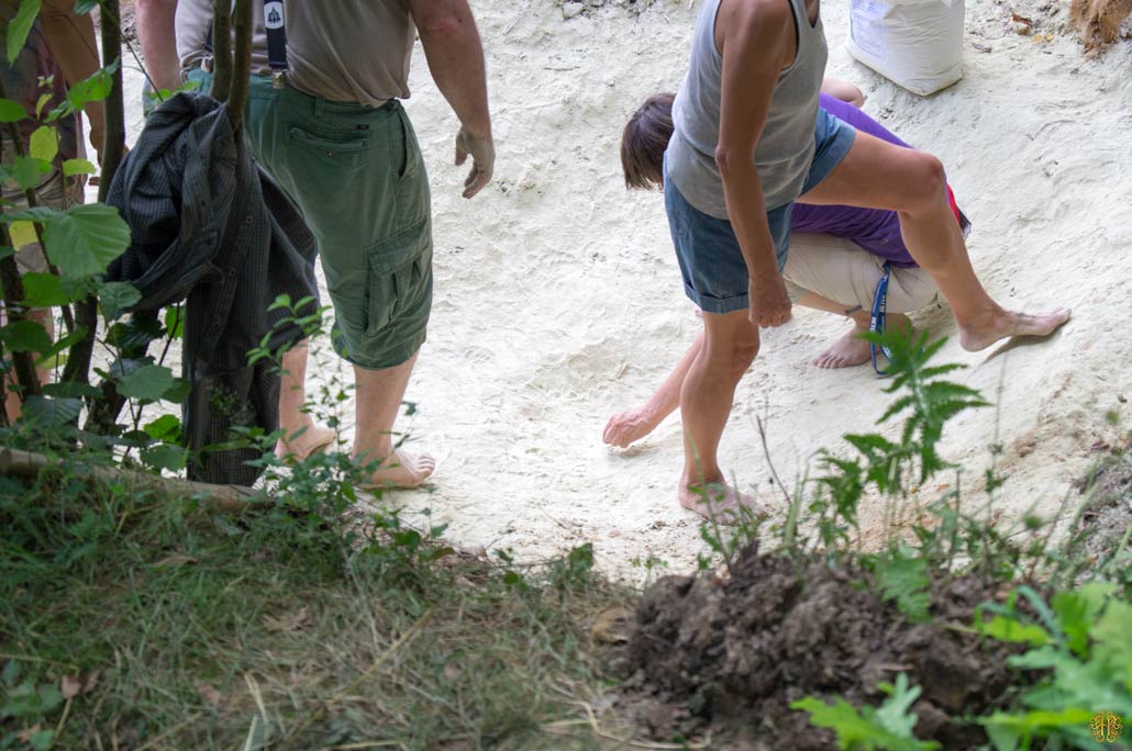 Adding the second layer of bentonite to the pond - hyperbrain.me